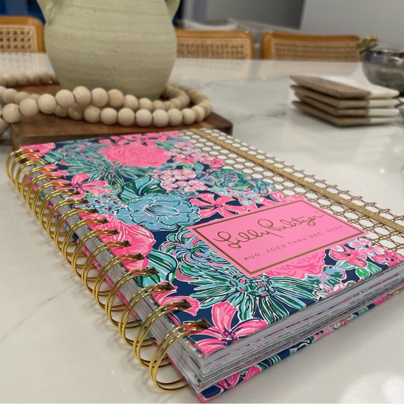 π Lilly Pulitzer Daily Planner 23-24, Large Agenda Hardcover! - Picture 14 of 14